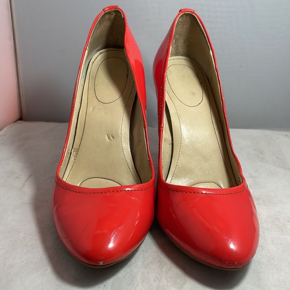 Calvin Klein Orange Patent Leather Almond shaped closed toe whinnie pumps Size 9 - Picture 3 of 11